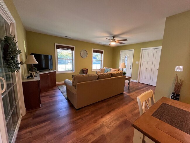 Building Photo - Murrells Inlet Winter Rental Available Thr...