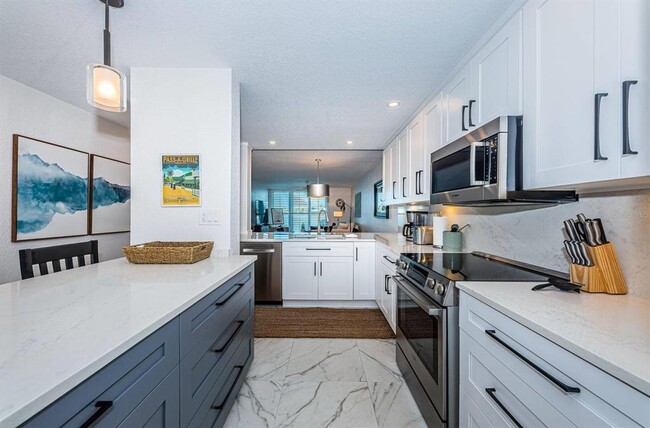 Building Photo - 6083 Bahia Del Mar Cir N