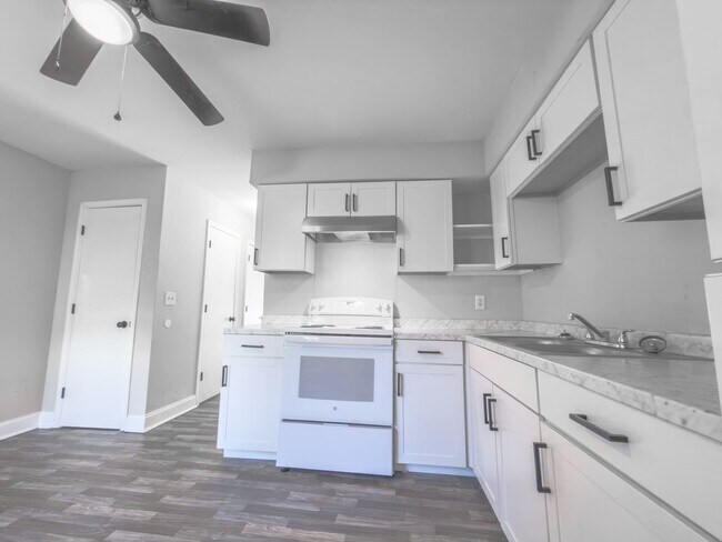 Foto del edificio - 2BR Townhome in West Ashley – Prime Location & Fresh Updates!