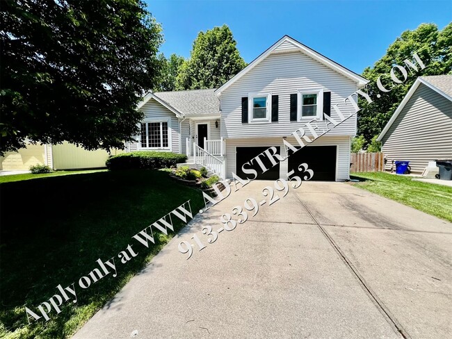 Building Photo - Beautiful 3 Bed 2.5 Bath in Olathe-Availab...