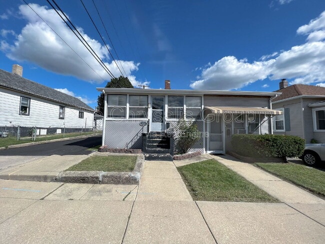 Building Photo - 230 Creve Coeur St