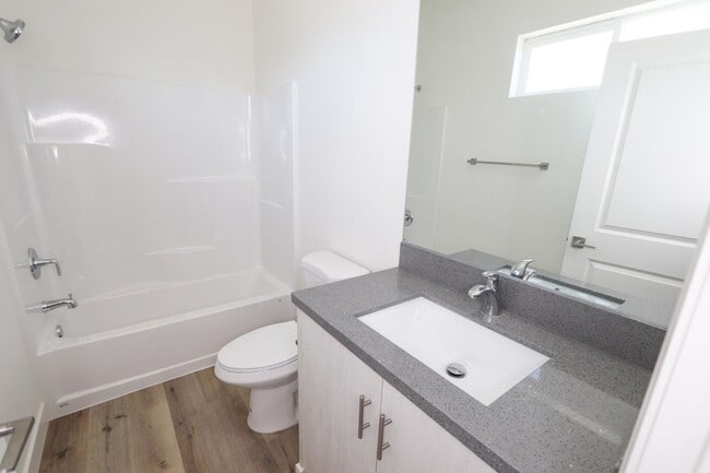 Foto del edificio - 3 Bedroom, 2 Bath available now! Newer con...