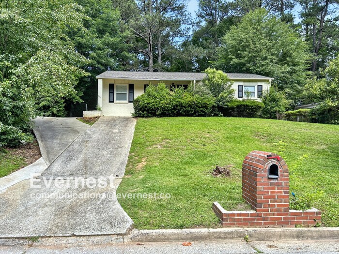 Foto principal - 3-Bedroom Home with Easy Access to Parks a...