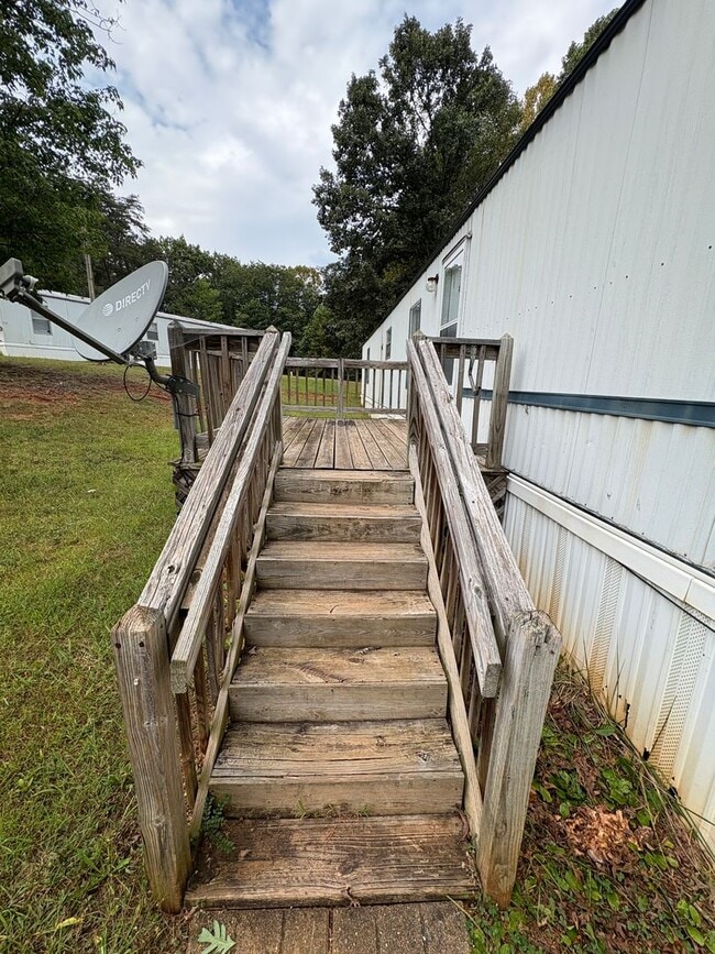 Building Photo - Spacious three bedroom, two bath singlewid...