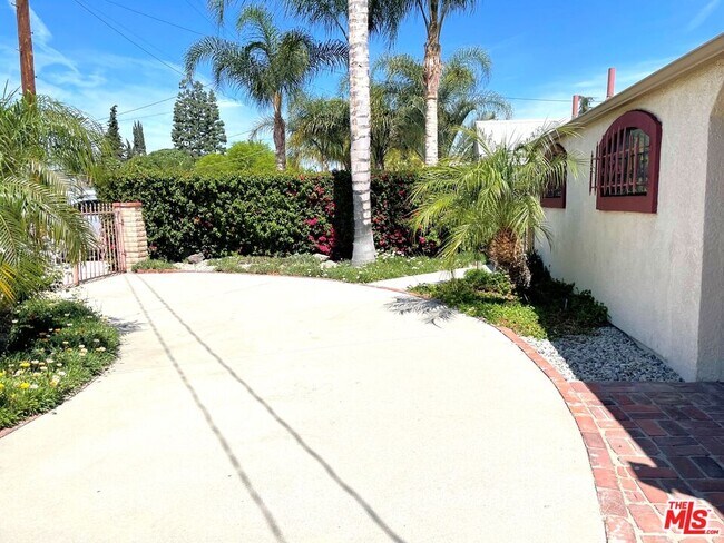 Foto del edificio - 6228 Longridge Ave