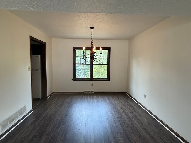 Building Photo - 4 bedroom home - Ross Township