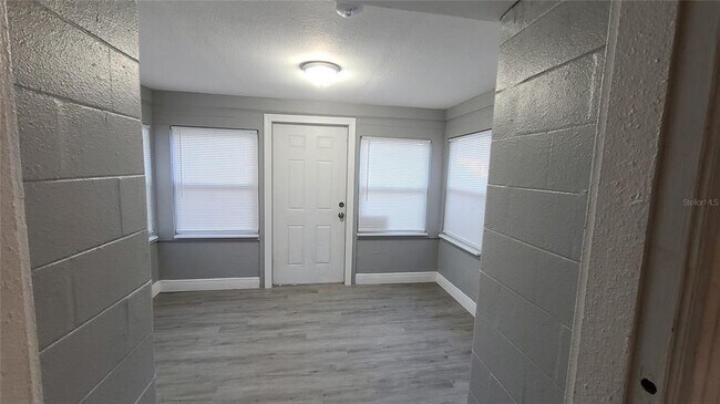 Building Photo - 10006 N Jasmine Ave