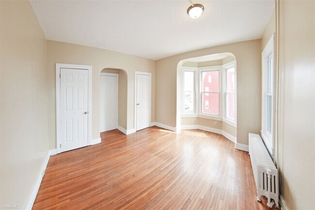 Foto del edificio - 3 br, 1 bath  - 700 Roosevelt Ave 2nd Floor