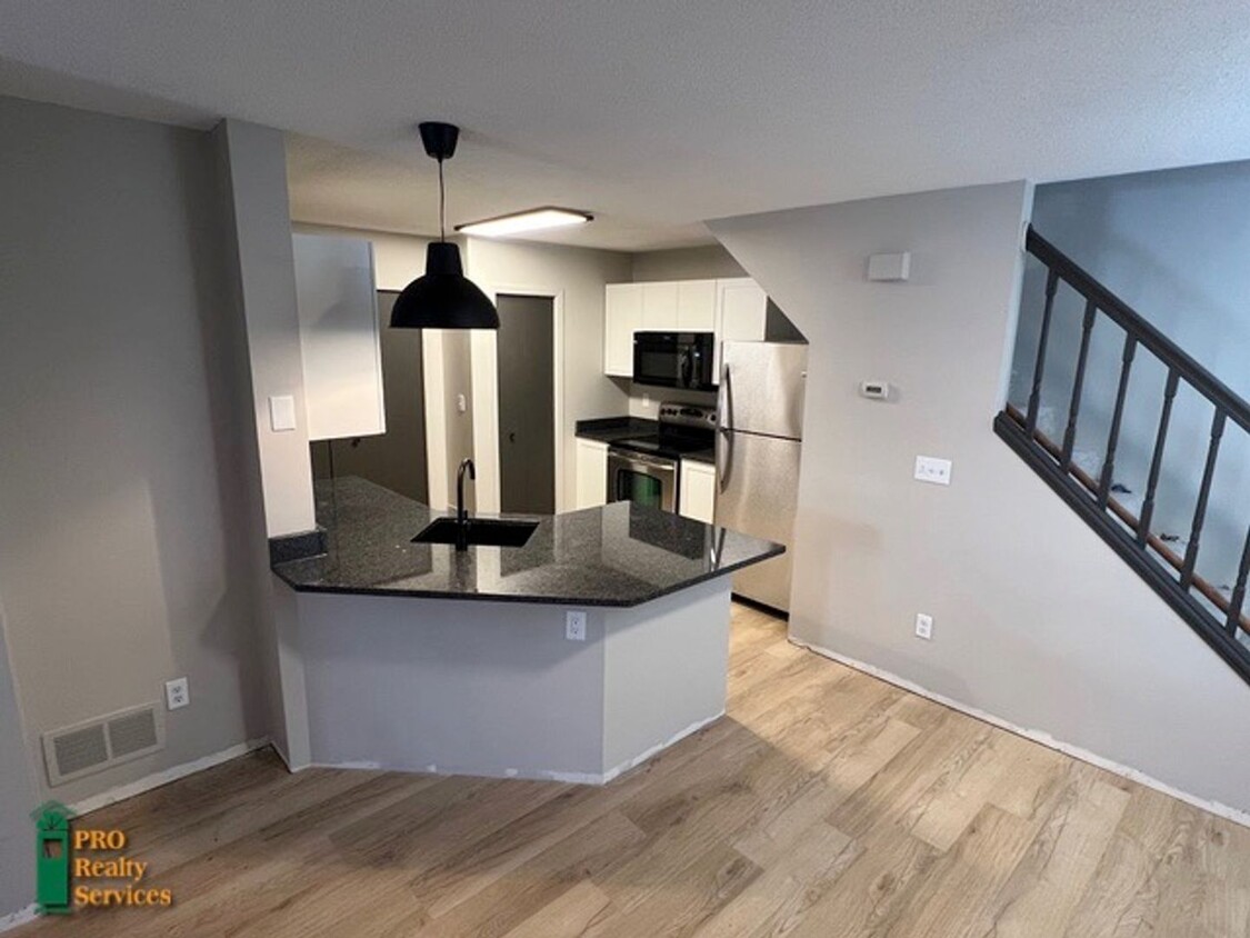 Foto principal - Recently Remodeled 2 Bedroom Townhome