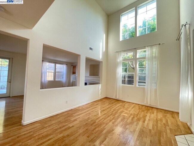Building Photo - 5139 Hinsdale Ct