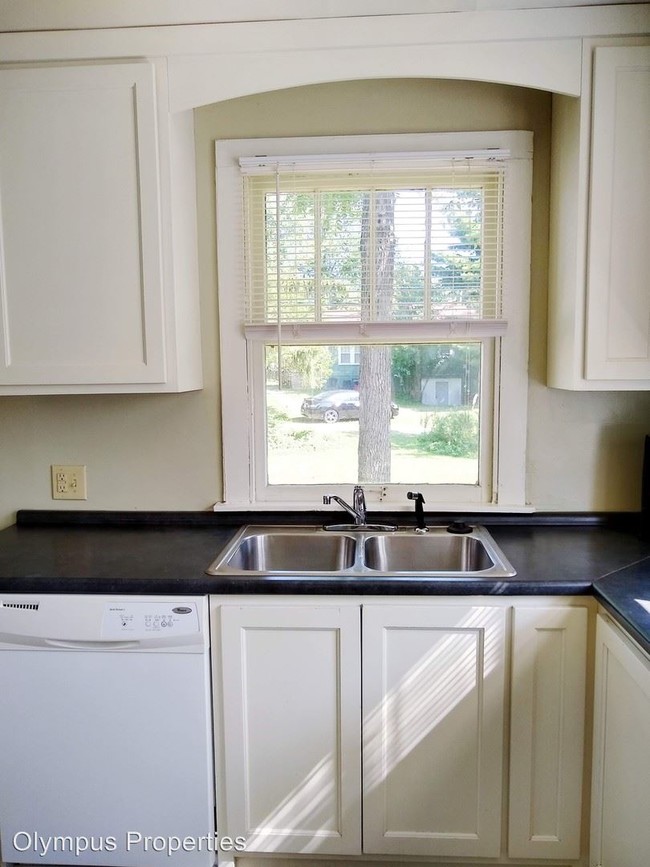 Building Photo - 3 br, 2 bath Room For Rent - 2401 E 3rd St