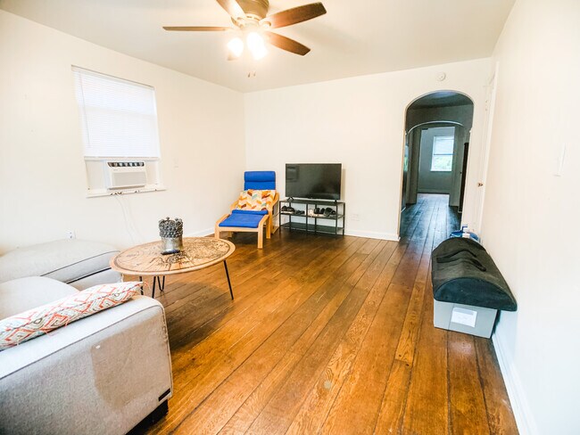 Sala de estar #1 - 6408 Kennedy Ave