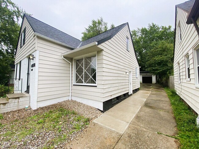 Foto del edificio - Spacious 4-Bed, 2.5-Bath Home in South Euc...