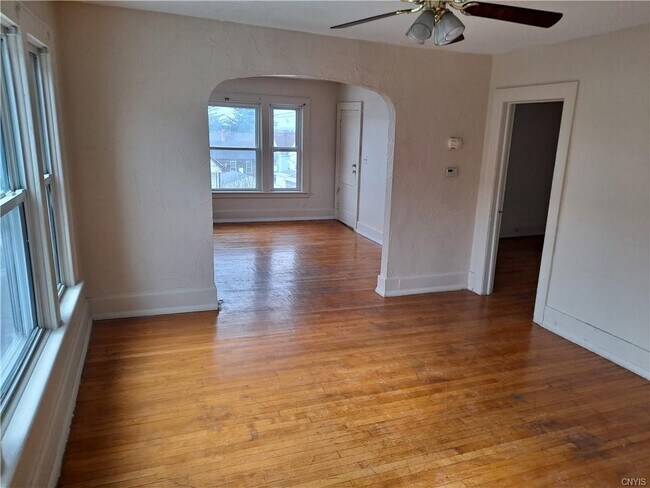 Building Photo - 907 Bacon St