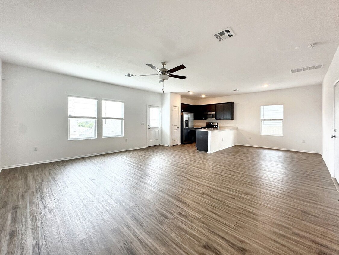 Foto principal - Modern 4/BR 2.5/BA Home with Spacious Livi...