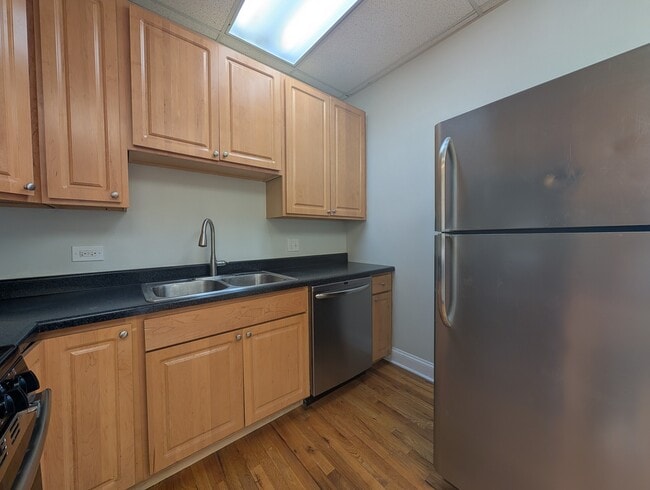 Foto del edificio - 4805 W Irving Park Rd