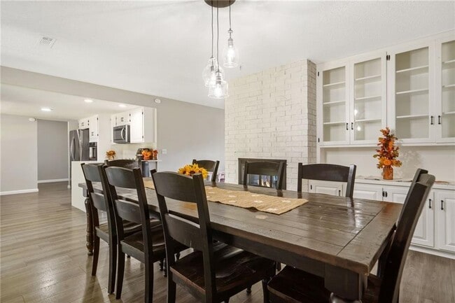 Foto del edificio - 1306 N Silent Grove Rd