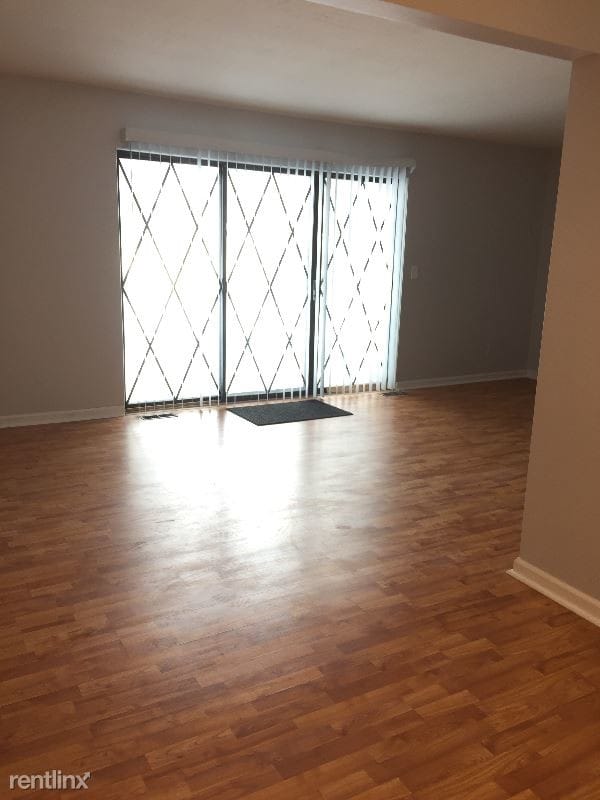 Building Photo - 3 br, 1.5 bath Condo - 1147 River Hill Dr