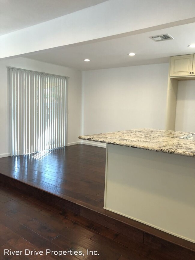 Building Photo - 3 br, 2 bath House - 1044 Lees Court