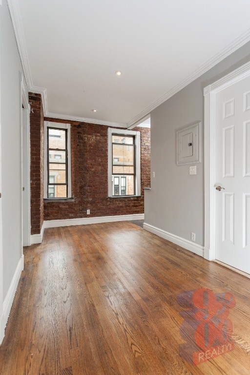 Building Photo - 416 E 13th St