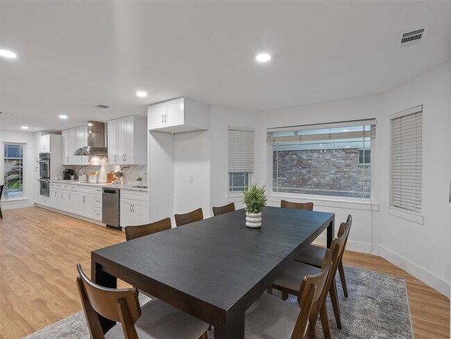 Foto del edificio - 13510 Fawcett Dr