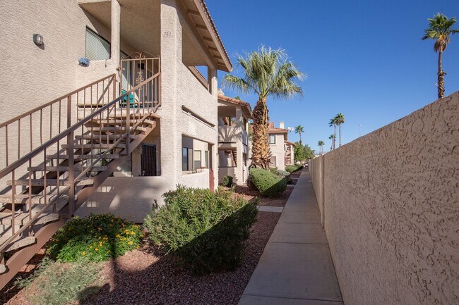 Building Photo - Completely remodeled 2nd floor unit near S...