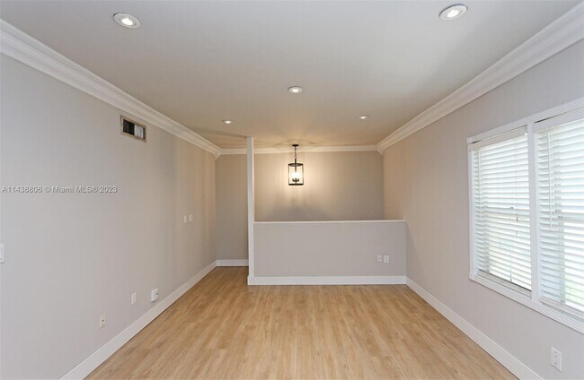 Building Photo - 3385 Franklin Ave