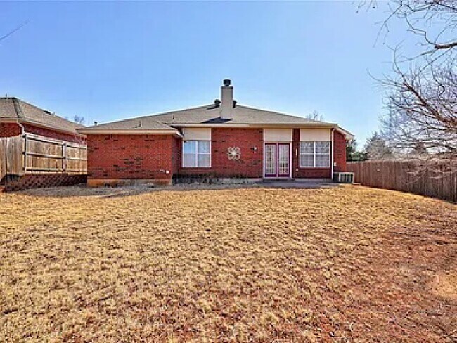 Building Photo - 919 Queens Cir