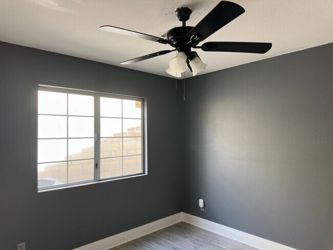 Building Photo - Updated Single Story, 2 Bedroom Home in De...