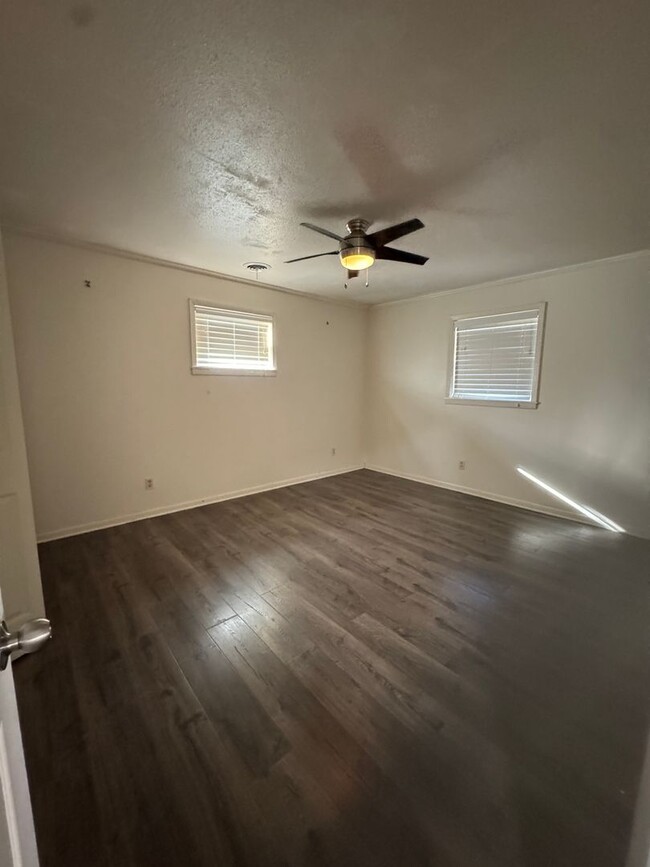 Building Photo - Large 2 bedroom / 2 bath Available Now