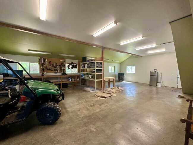 Building Photo - 1 Bedroom 2 Bathroom Home Attached To A La...