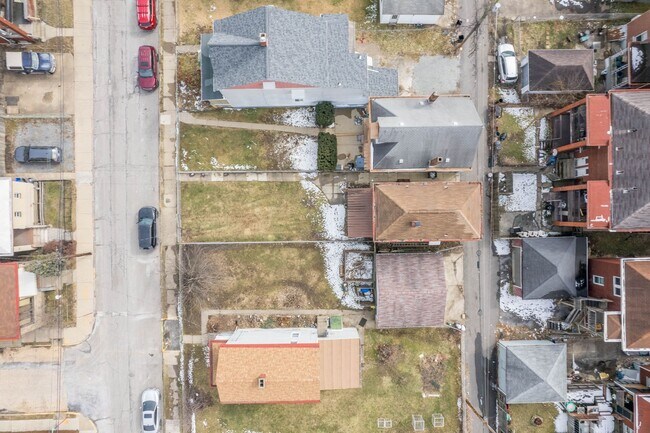 Building Photo - SCORE 1ST MONTH'S RENT FREE IF SIGNED BY APRIL 24! Stunning 3 bedroom home in McKees Rocks availa...