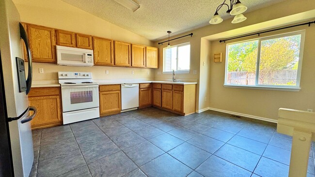 Foto del edificio - Fantastic Updated 3 Bed 3 Bath in Cherry C...