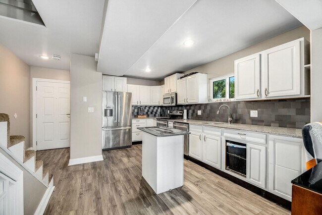 Building Photo - 1321 S Miramar Ave