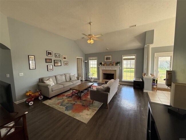 Foto del edificio - 650 Little Farm Rd