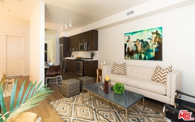 Foto del edificio - 1100 S Hill St