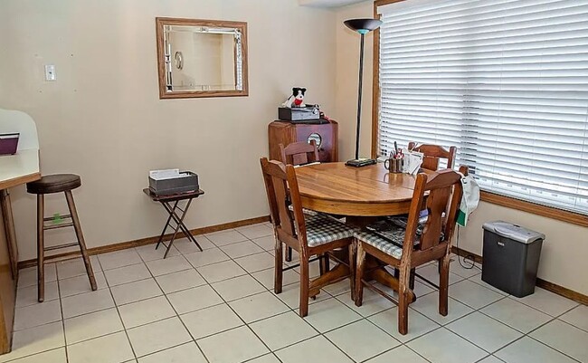 Building Photo - GREAT SINGLE FAMILY Home