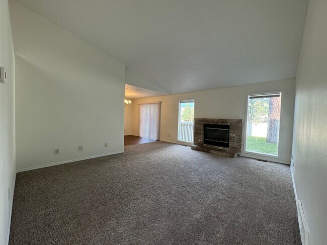 Foto del edificio - Delightful 2 Bed, 2 Bath Duplex near River...