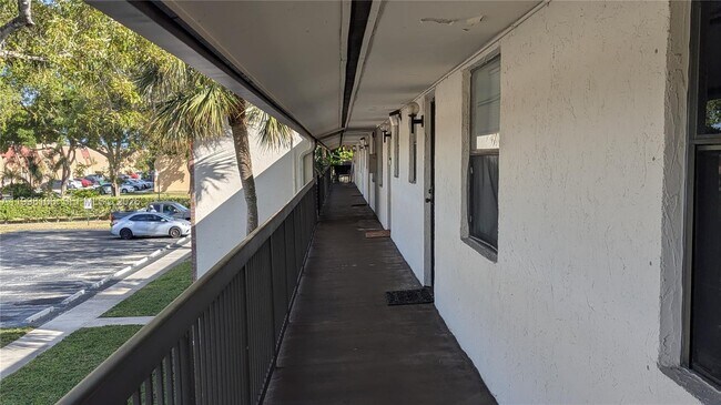 Foto del edificio - 6001 Shaker Wood Cir