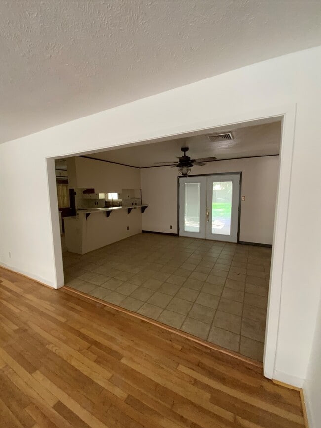 Building Photo - 405 Azalea Dr