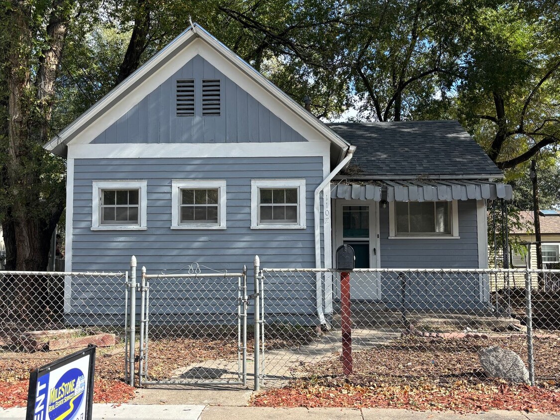 Primary Photo - 1 Bedroom 1 Bathroom w/Office - Available ...