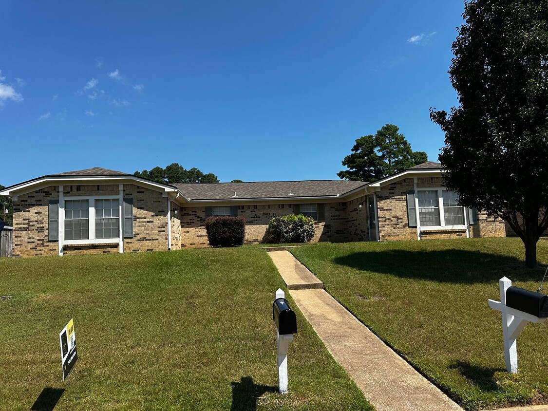 Primary Photo - Beautifully updated 2 Bedroom duplex in PT