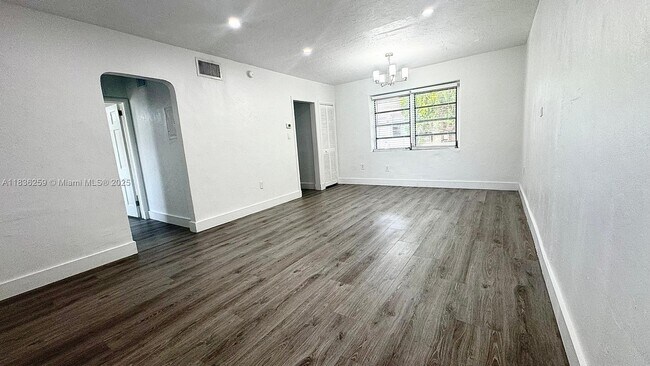 Foto del edificio - 2165 Bay Dr