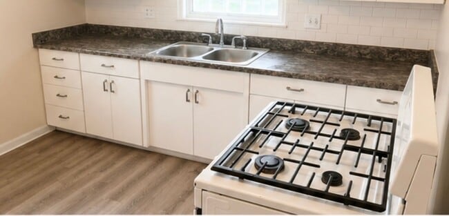 Foto del edificio - Charming 3-Bedroom Home with Hardwood Floors, Garage & Private Patio