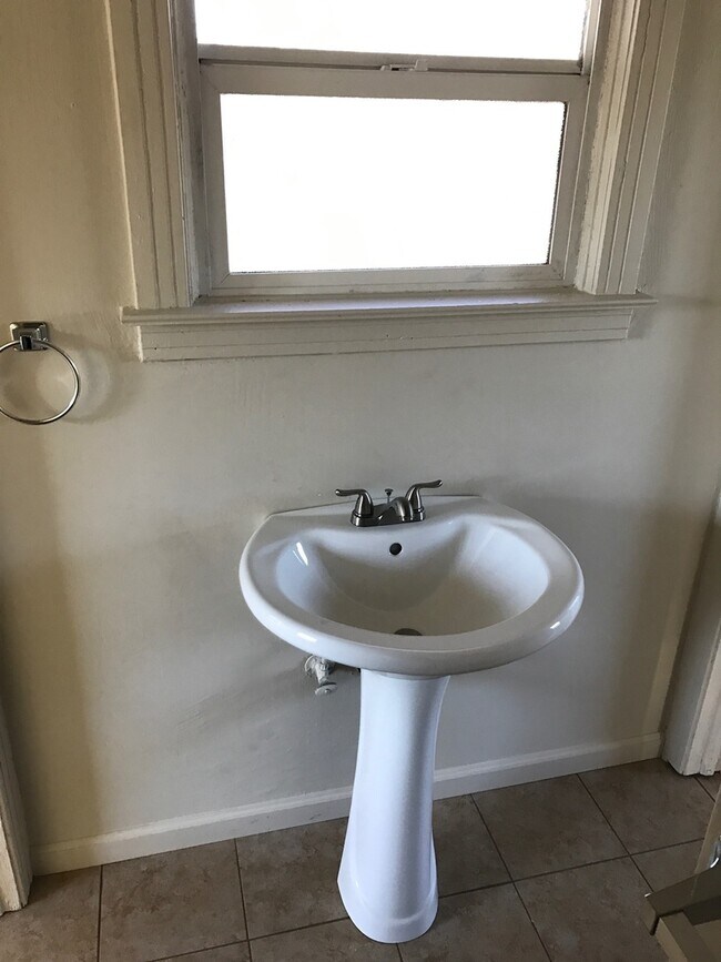 Foto del edificio - 605 E 10th St