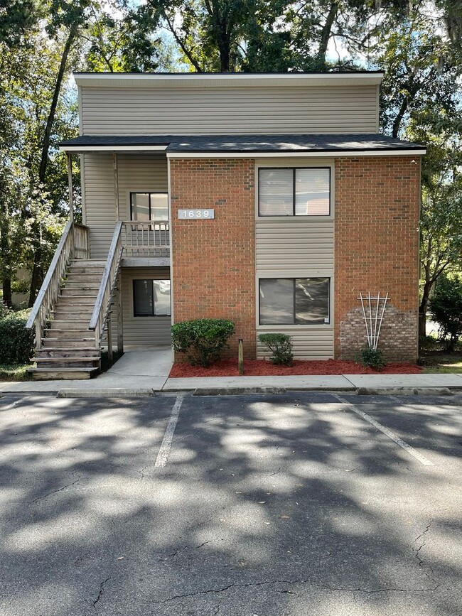 Building Photo - Remodeled modern 2/1 w/ Fireplace