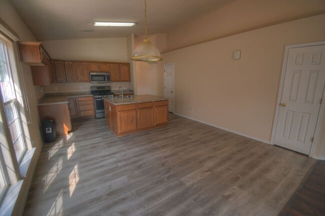 Building Photo - NW Heights --3 Bedroom 2 Bathroom 2 Car Ga...