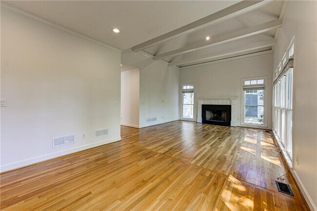 Building Photo - 1103 Fairway Gardens NE