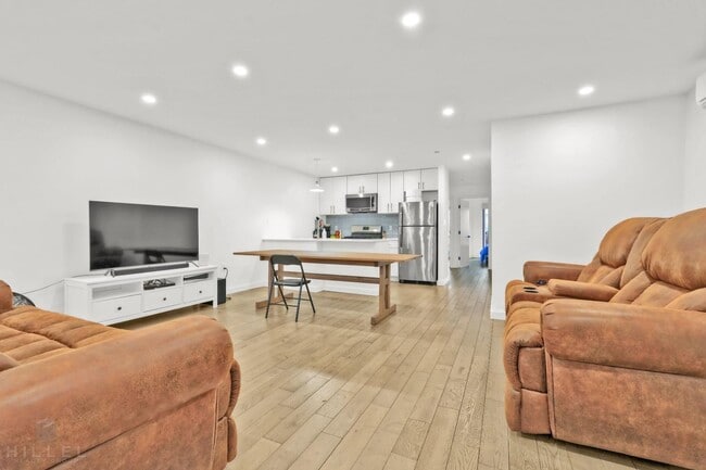 Building Photo - No Fee * Renovated 2 Bed 2 Bath with Out D...