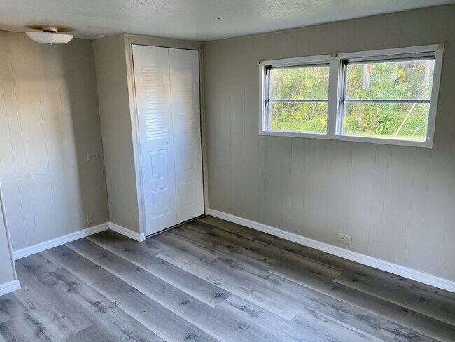 Foto del edificio - 1910 Enterprise Ave